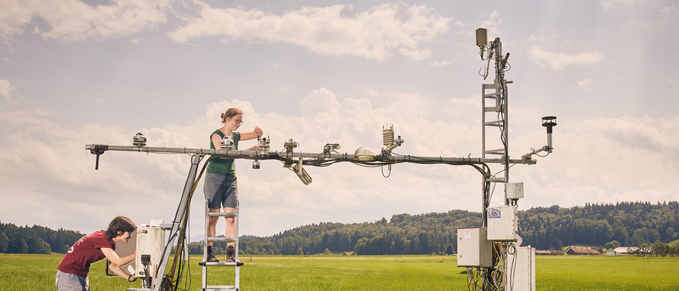 Doctoral researcher and FÖJ volunteer working at TERENO station in Fendt