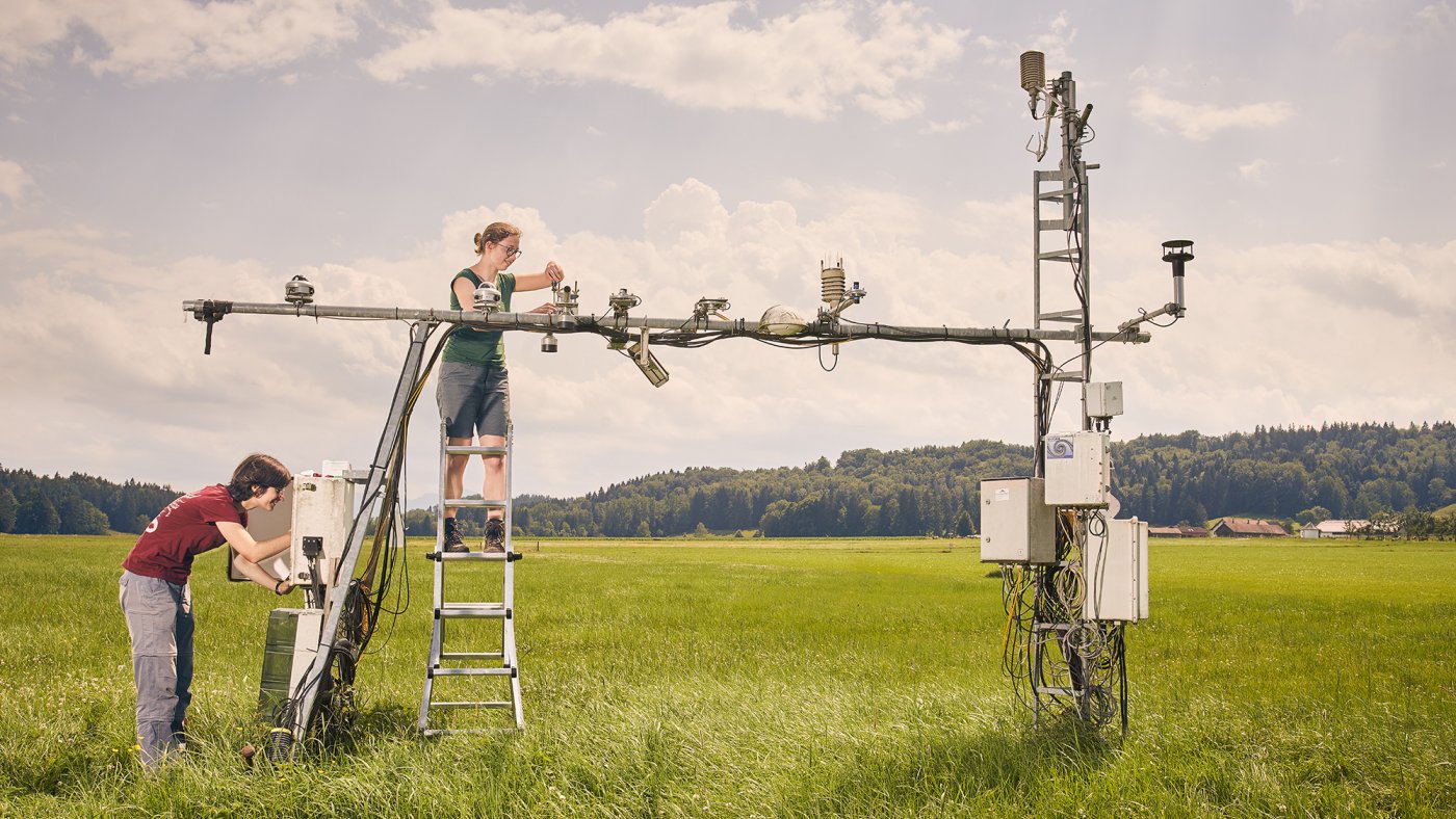 Young researchers working at TERENO station in Fendt